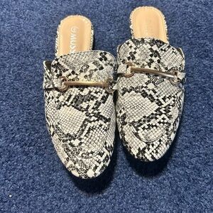 MUSSE & CLOUD Women's Black and White Snake Print Loafers